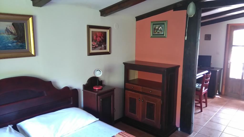Apartments Picasso Komiža Стая снимка