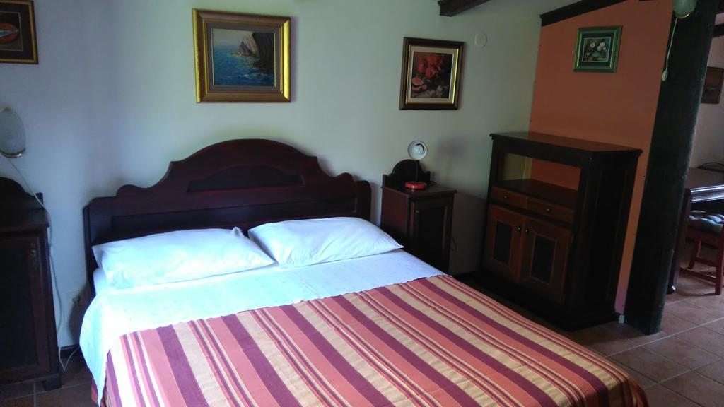 Apartments Picasso Komiža Стая снимка