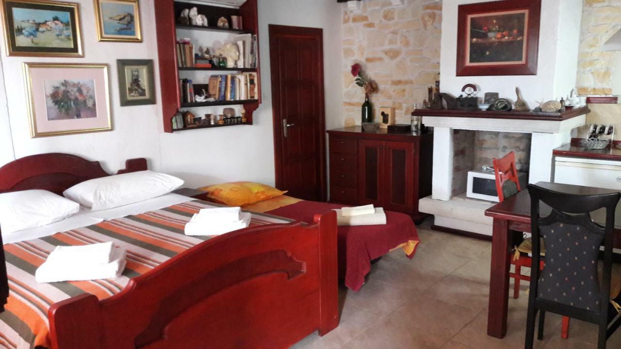 Apartments Picasso Komiža Екстериор снимка