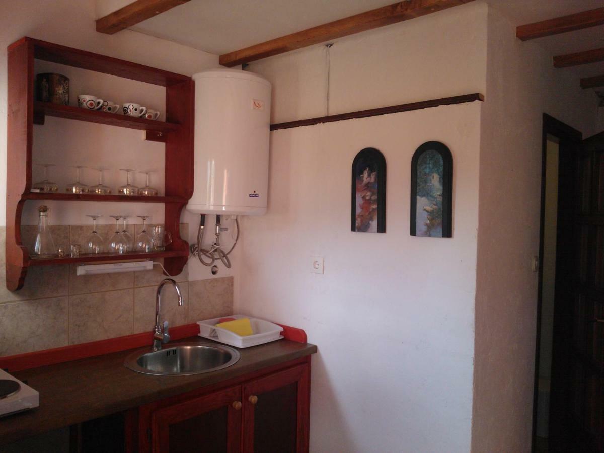 Apartments Picasso Komiža Екстериор снимка