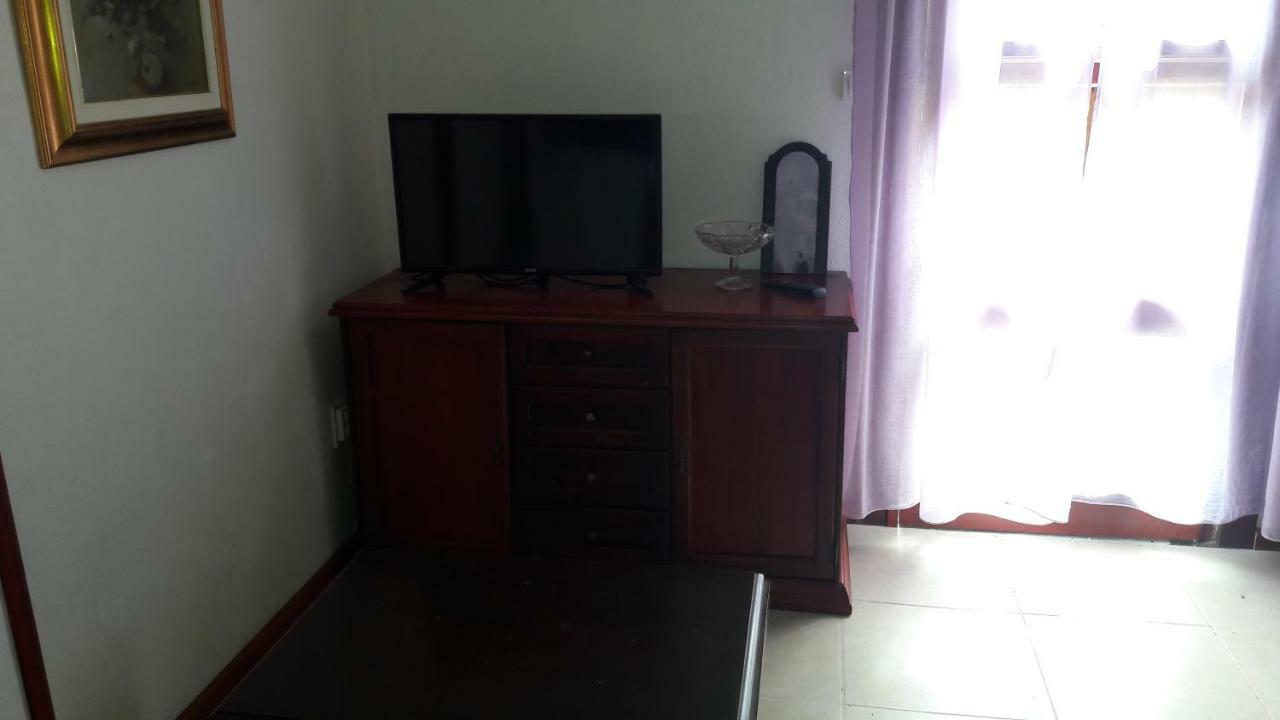Apartments Picasso Komiža Екстериор снимка