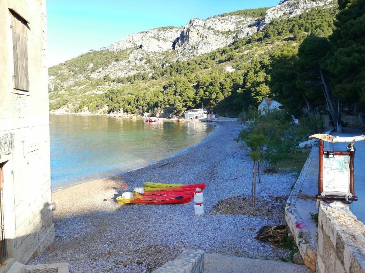 Apartments Picasso Komiža Екстериор снимка